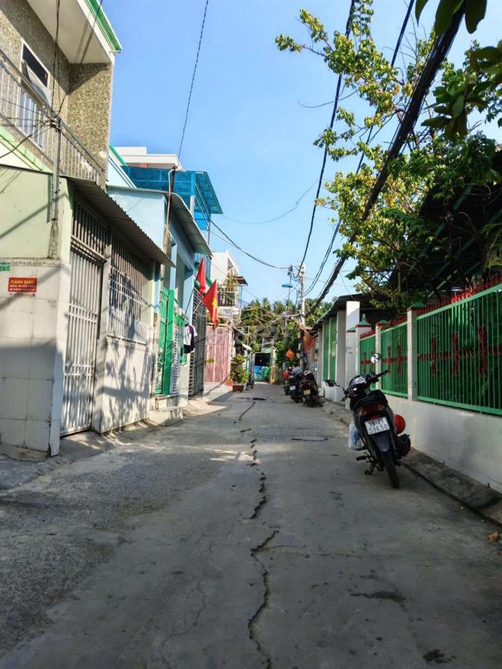 NHÀ 4 PHÒNG NGỦ NGAY UỶ BAN HUYỆN NHÀ BÈ SÂN XE HƠI.