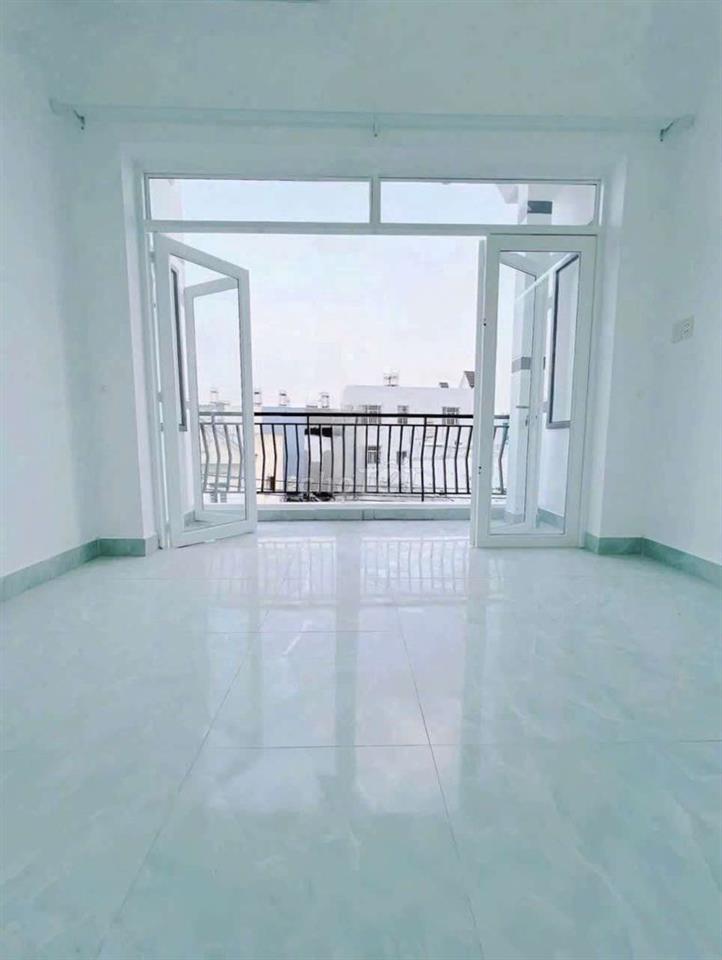 Nhà 3 Tầng Gồm 6 phòng ngủ ban công trước sau rất hiếm.