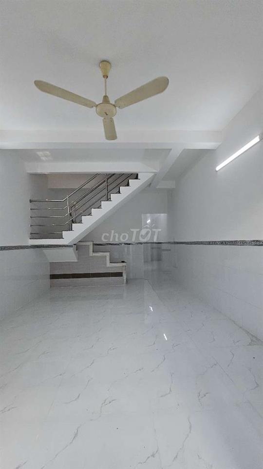 Nhà sát bên làng đại học phước kiển đường lê văn lương.