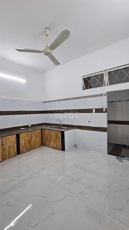 Nhà sát bên làng đại học phước kiển đường lê văn lương.