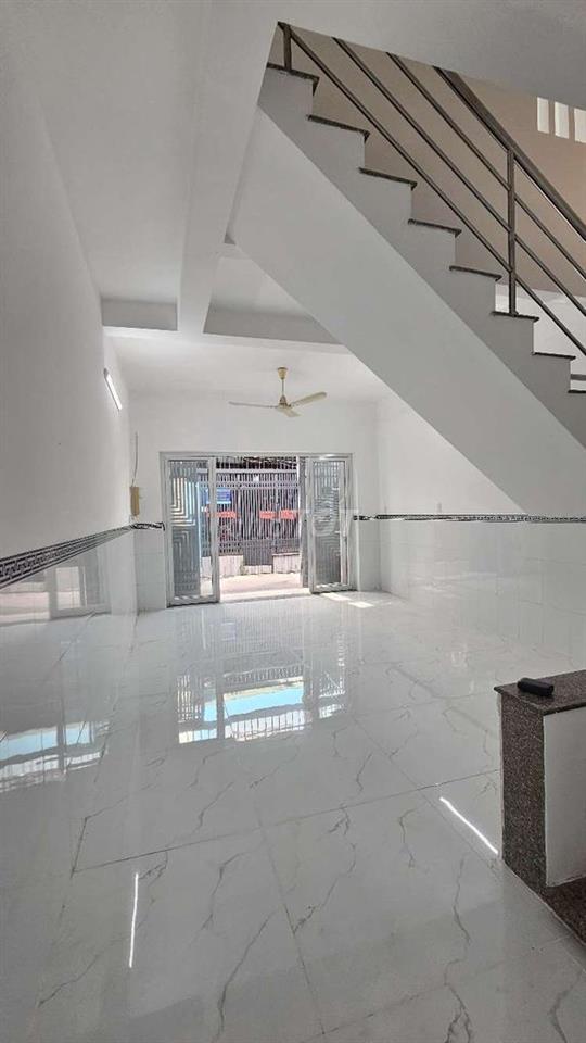 Nhà sát bên làng đại học phước kiển đường lê văn lương.