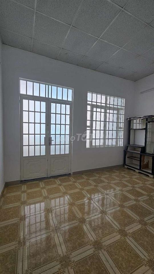 Nhà sát bên làng đại học phước kiển đường lê văn lương.
