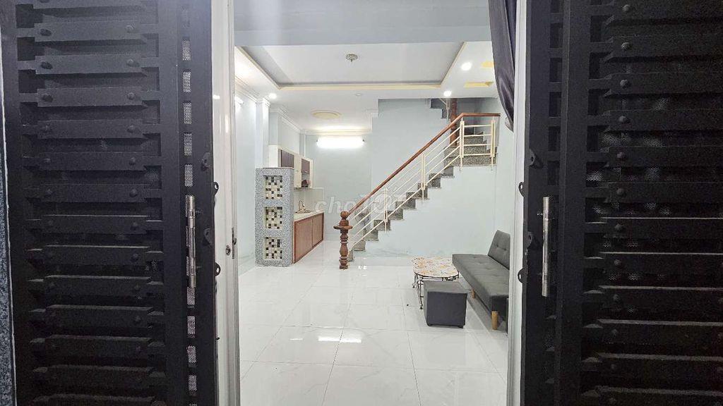 Nhà Mới dọn vào ở liền gần chợ đường huỳnh tấn phát.