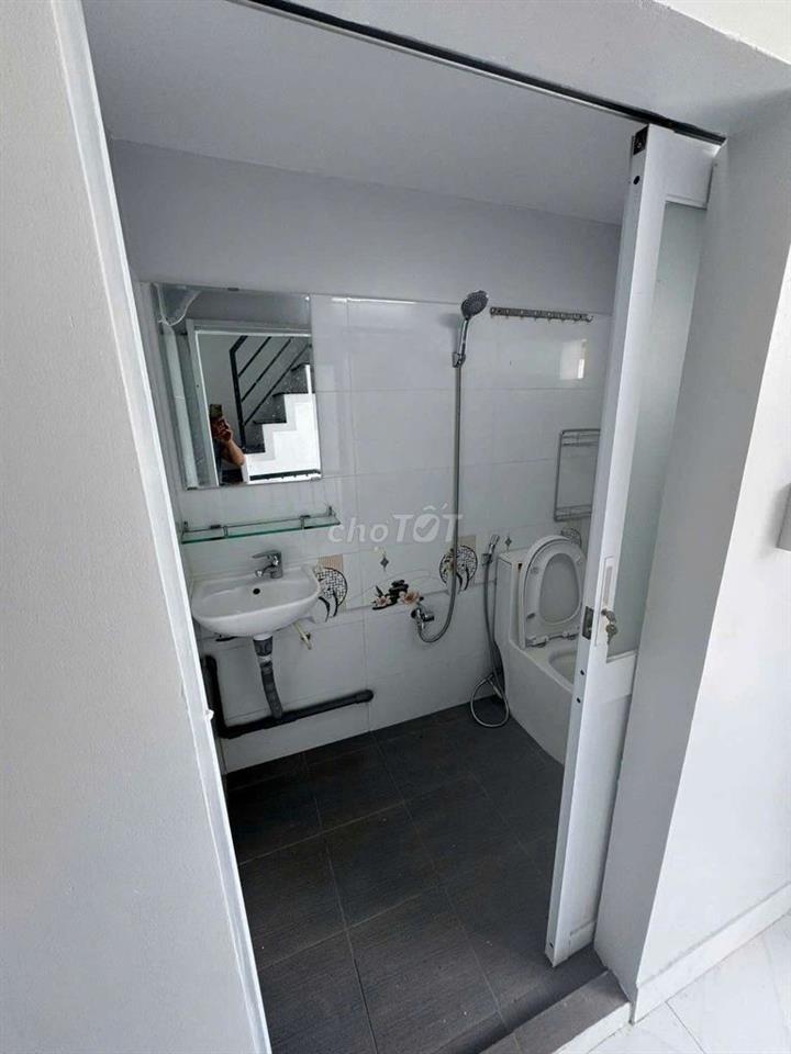 Nhà nhỏ xinh 3 tầng gồm 3 phòng ngủ đường lê văn lương.