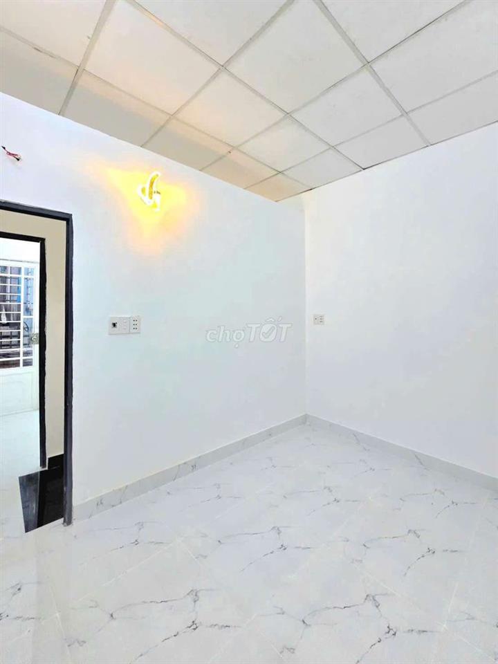 Nhà Đúc Trệt Lầu Vào ở liền đường Huỳnh tấn phát
