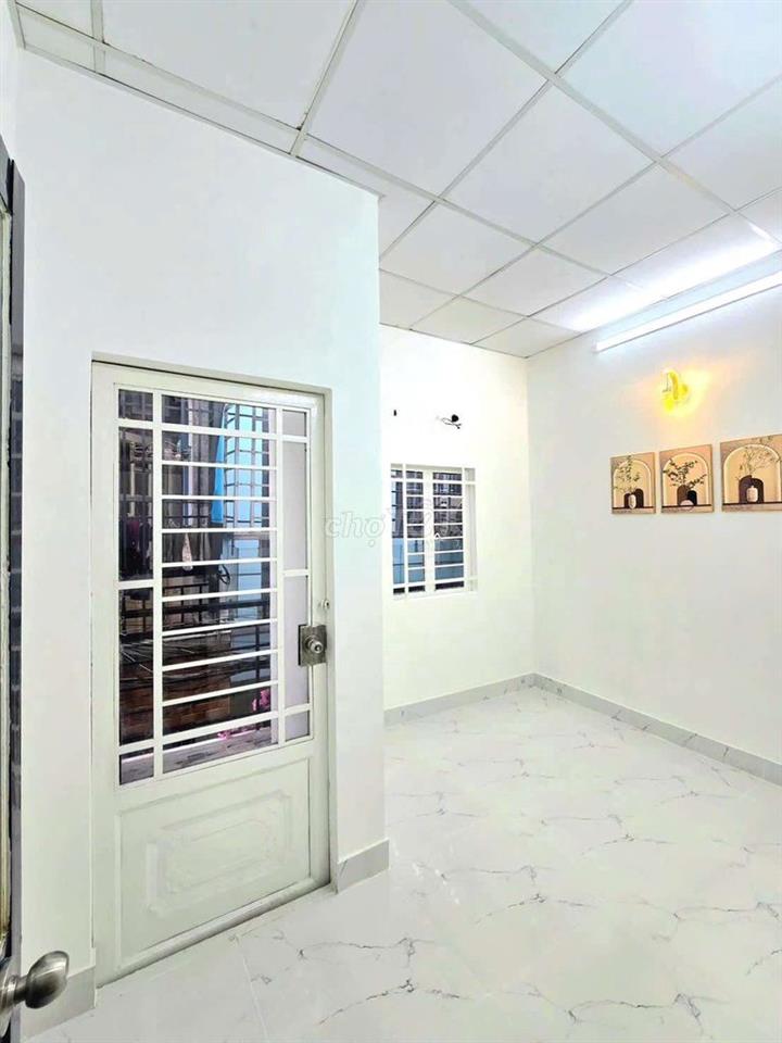 Nhà Đúc Trệt Lầu Vào ở liền đường Huỳnh tấn phát