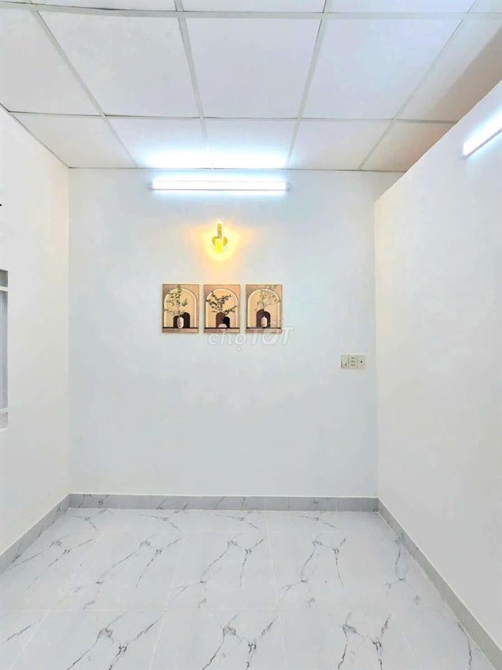 Nhà Đúc Trệt Lầu Vào ở liền đường Huỳnh tấn phát