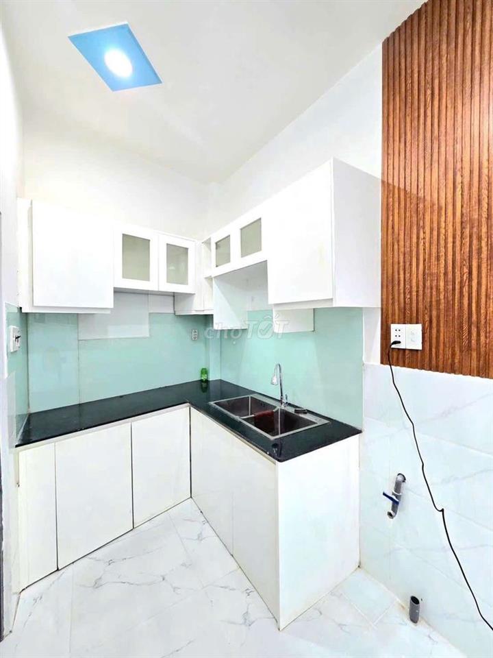 Nhà Đúc Trệt Lầu Vào ở liền đường Huỳnh tấn phát