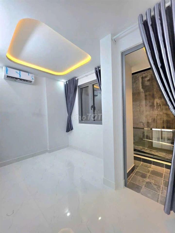 Nhà mới 3 tầng 4 phòng ngủ sổ hồng riêng ở quận 7 ngay trung tâm.