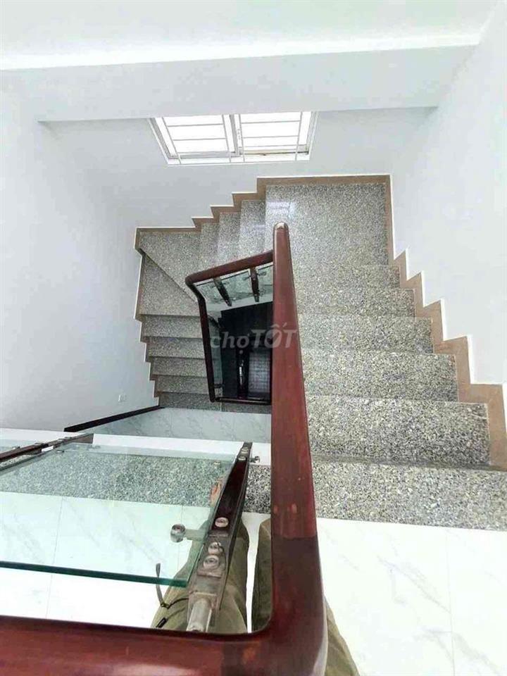 3 tầng , 4pn đường phạm thế hiển Q8