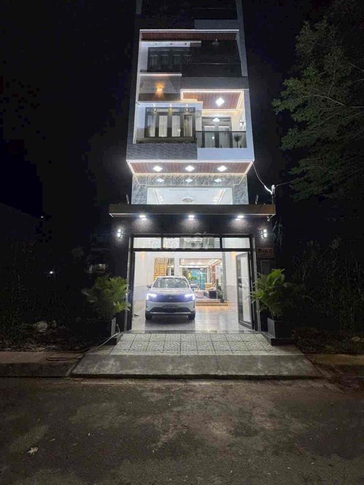 SIÊU PHẨM NHÀ ĐẸP- 5 TẦNG -HẺM XE TẢI THÔNG VÀI BƯỚC CHÂN RA NGUYỄN VĂ