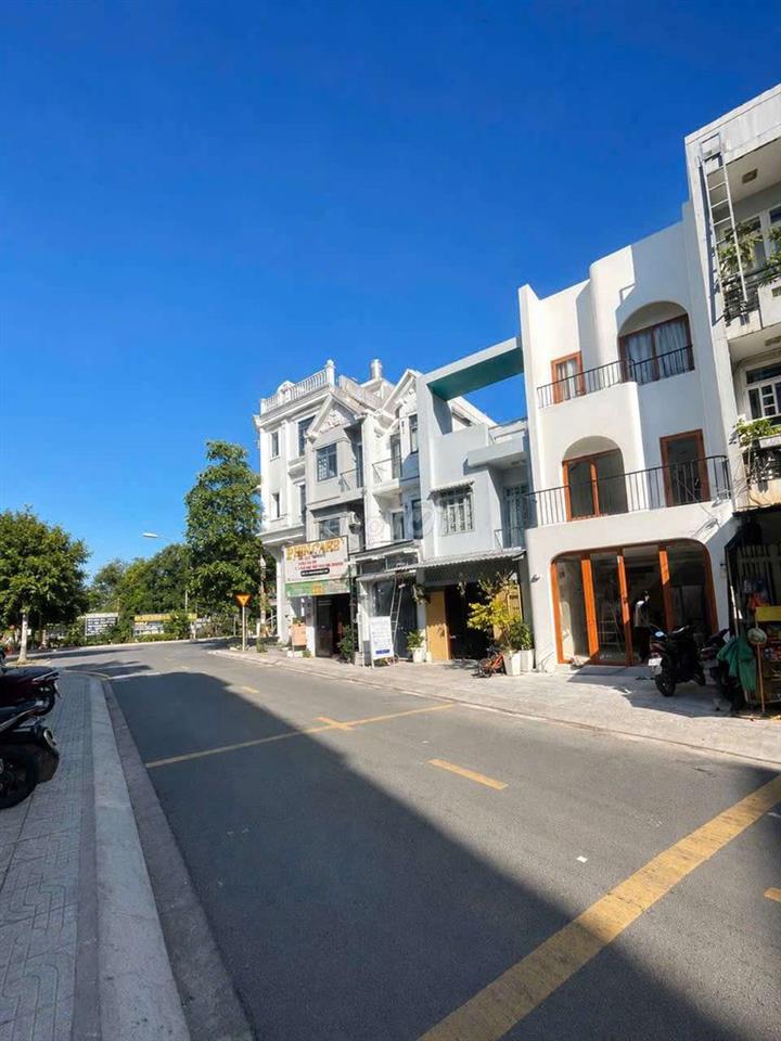 Nhà hai mới mặt tiền giáp phú mỹ hưng