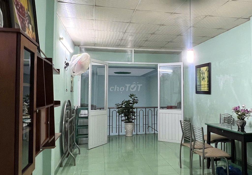 Phòng rộng, ngăn nắp, dân định cư lâu năm, ko ồn ào, ko rượu chè