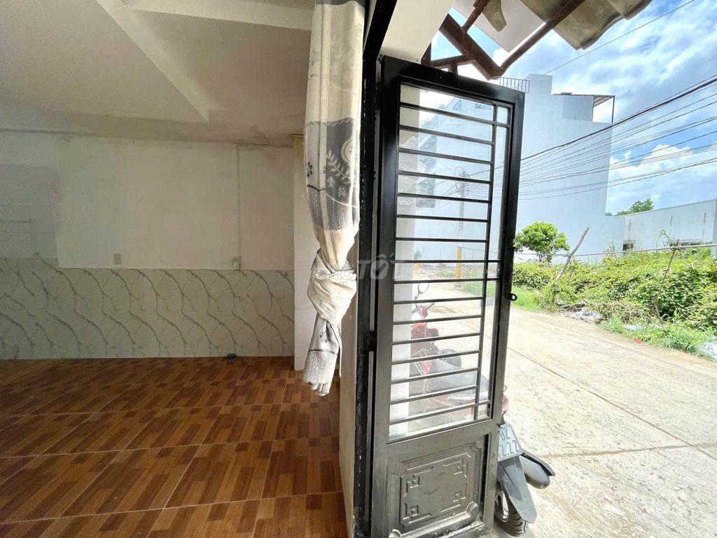 Cần bass lại phòng trọ như hình