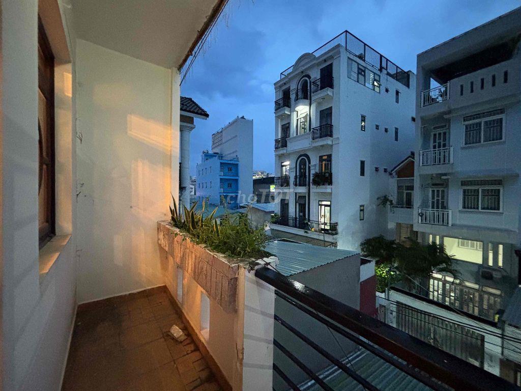 PHÒNG BAN CÔNG ĐANG SƠN SỬA MỚI LẠI GẦN LOTTE UFM TDT NTT RMIT
