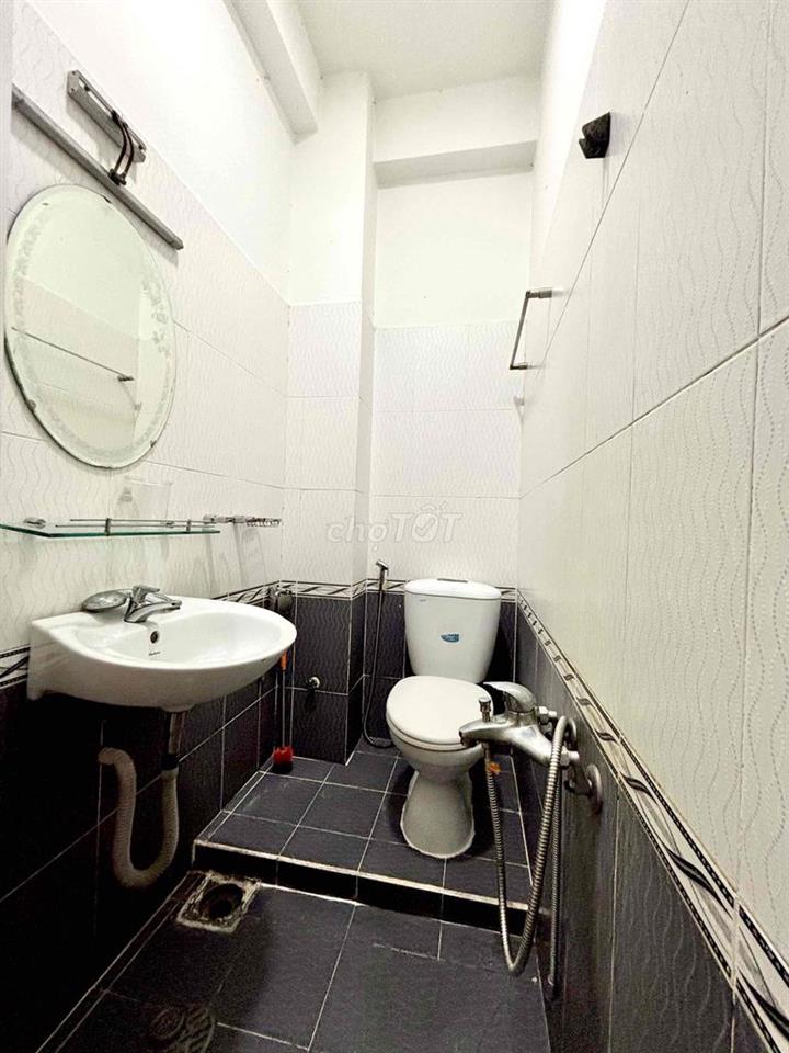 PHÒNG BAN CÔNG ĐANG SƠN SỬA MỚI LẠI GẦN LOTTE UFM TDT NTT RMIT