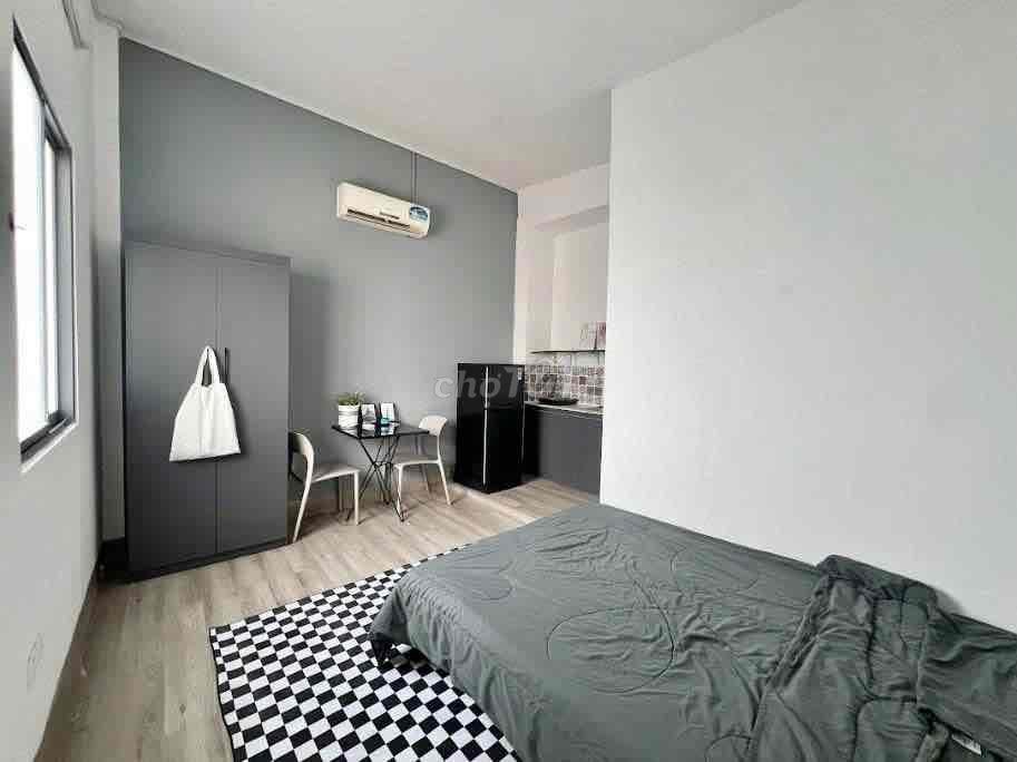 STUDIO FULL NỘI THẤT, CỬA SỔ TRỜI THOÁNG NGAY ,GẦN CV GIA DINH