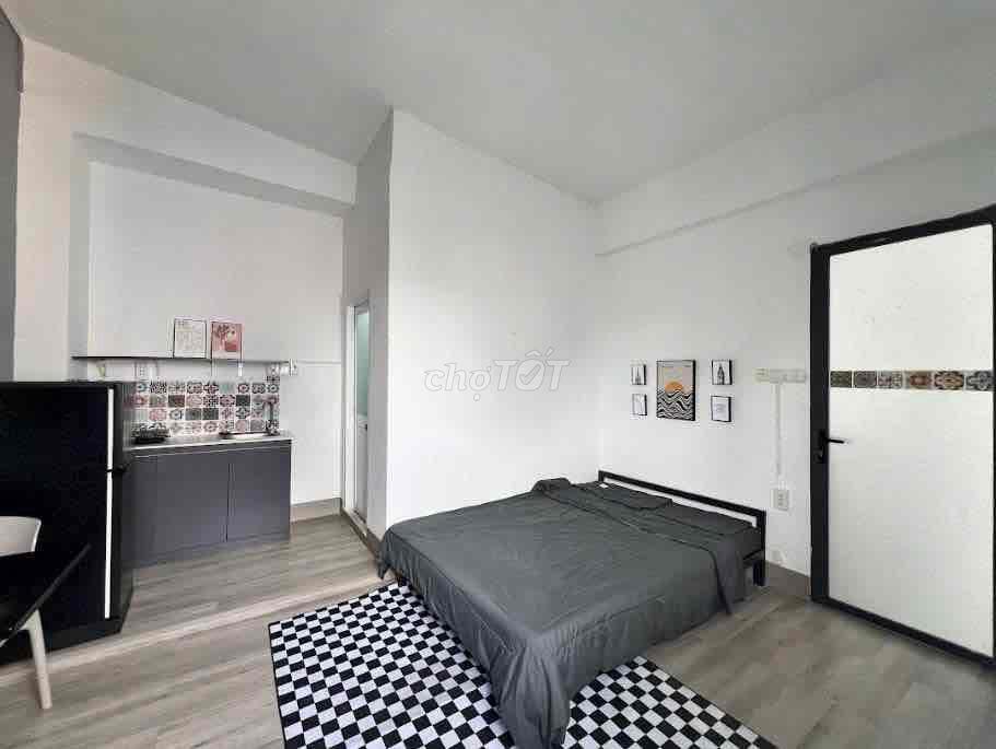 STUDIO FULL NỘI THẤT, CỬA SỔ TRỜI THOÁNG NGAY ,GẦN CV GIA DINH