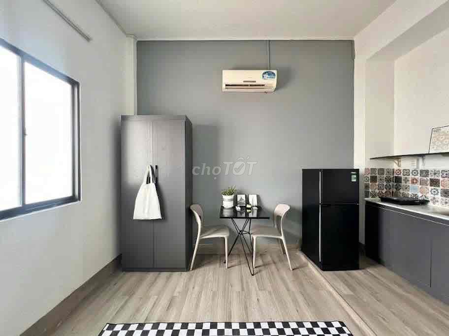 STUDIO FULL NỘI THẤT, CỬA SỔ TRỜI THOÁNG NGAY ,GẦN CV GIA DINH