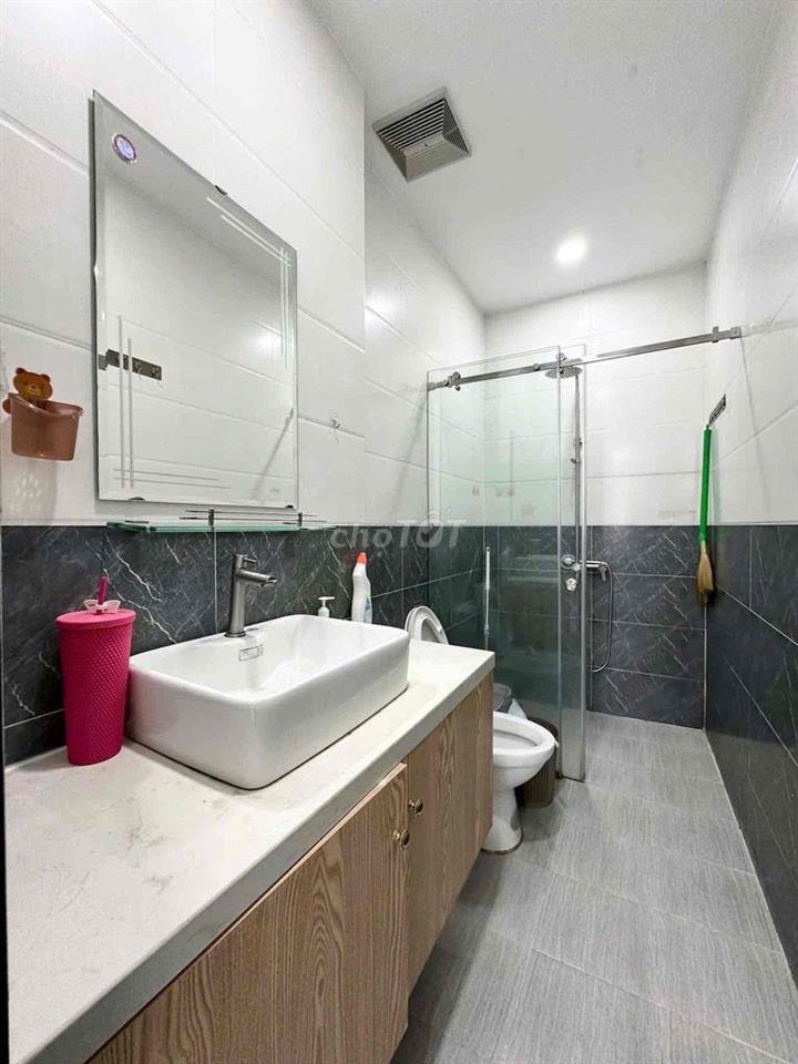 CĂN HỘ STUDIO BAN CÔNG CAO CẤP 25m2 THANG MÁY HẦM XE GẦN HVHK, SÂN BAY