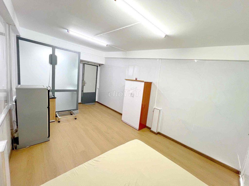 Phòng Ban Công 27m2 - Full Nội Thất , Gần Ga T3 , Hoàng Hoa Thám