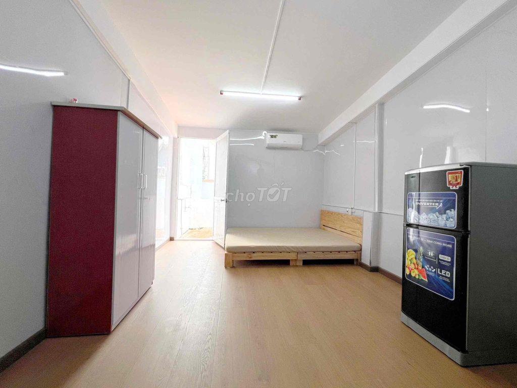 Phòng Ban Công 27m2 - Full Nội Thất , Gần Ga T3 , Hoàng Hoa Thám