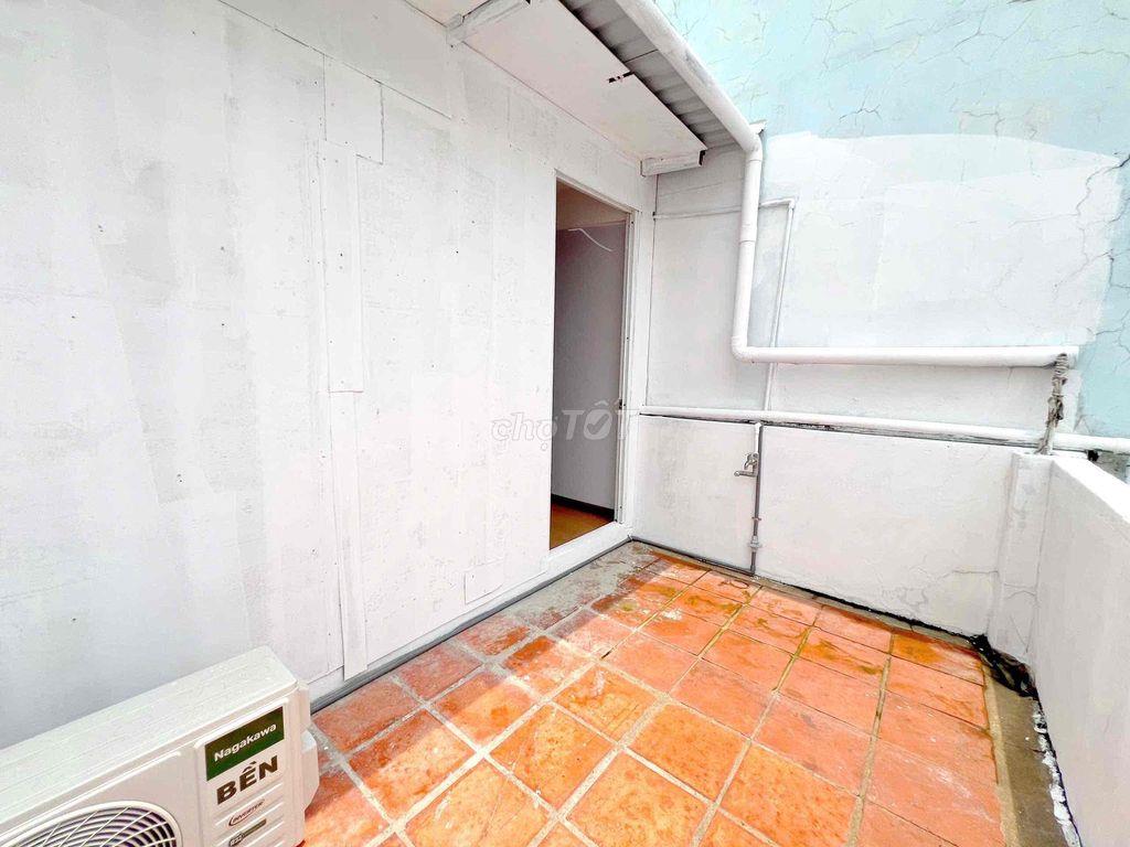 Phòng Ban Công 27m2 - Full Nội Thất , Gần Ga T3 , Hoàng Hoa Thám