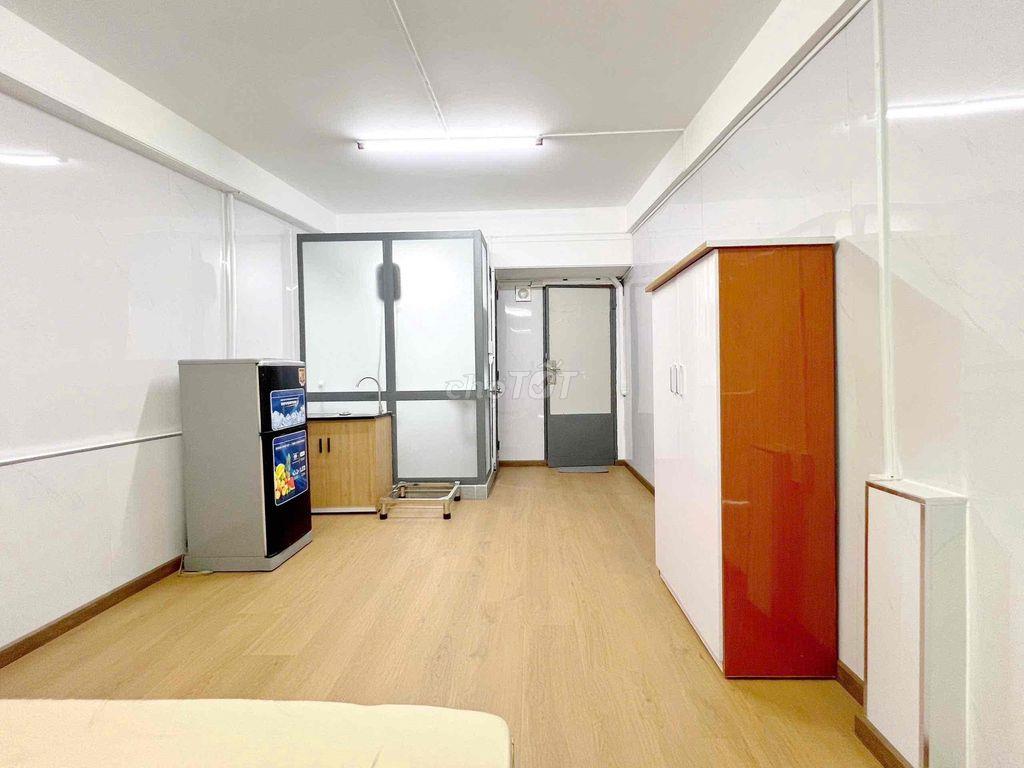 Phòng Ban Công 27m2 - Full Nội Thất , Gần Ga T3 , Hoàng Hoa Thám