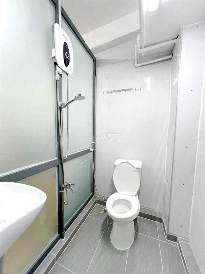 Phòng Ban Công 27m2 - Full Nội Thất , Gần Ga T3 , Hoàng Hoa Thám