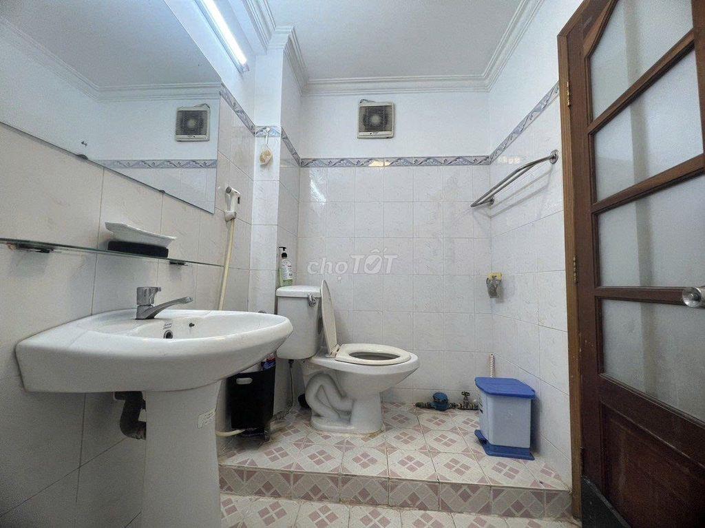 Chung cư Đặng Văn Ngữ 83m2, 2p ngủ, không nội thất, giá 11,5tr/tháng