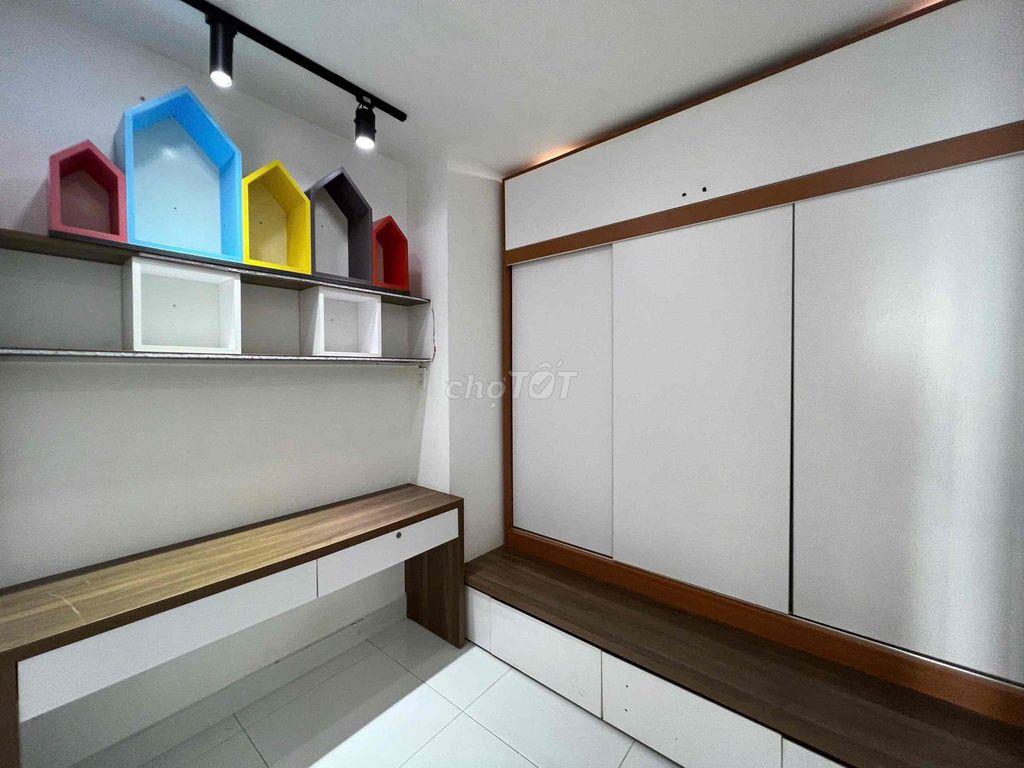 Cho thuê căn hộ 3 phòng ngủ 2WC. chung cư Garden Gate. gần sb TSN