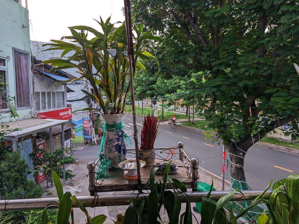 bán nhà mặt tiền Trường Sa , ngay ngả 3