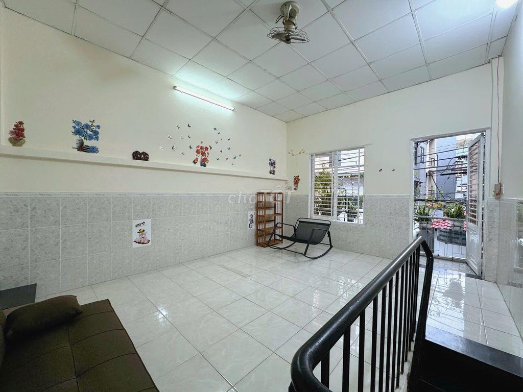 Cho thuê nhà có sẵn nội thất. Lê Văn Sỹ, P. Phú Nhuận. 4m x 13m. 3pn