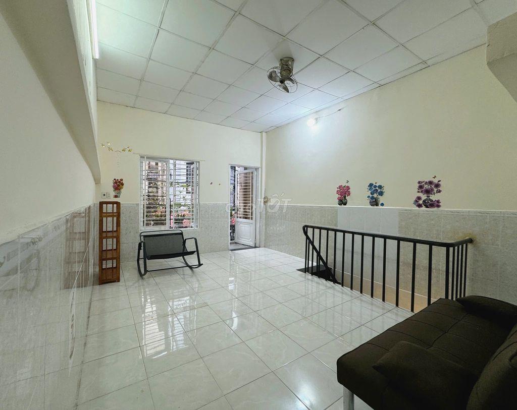 Cho thuê nhà có sẵn nội thất. Lê Văn Sỹ, P. Phú Nhuận. 4m x 13m. 3pn