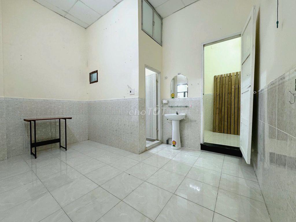 Cho thuê nhà có sẵn nội thất. Lê Văn Sỹ, P. Phú Nhuận. 4m x 13m. 3pn