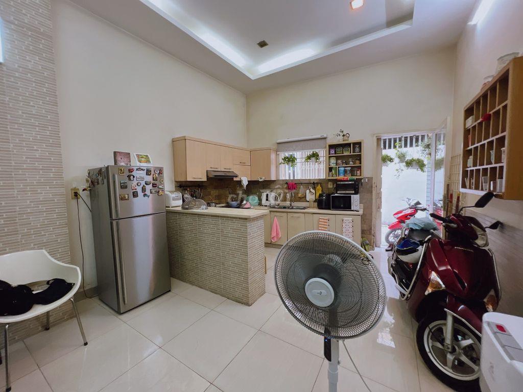 Bán nhà mặt tiền Lý Thái Tổ, P.8, Q.10. 4 tầng lầu. Giá chỉ 8,5 tỷ