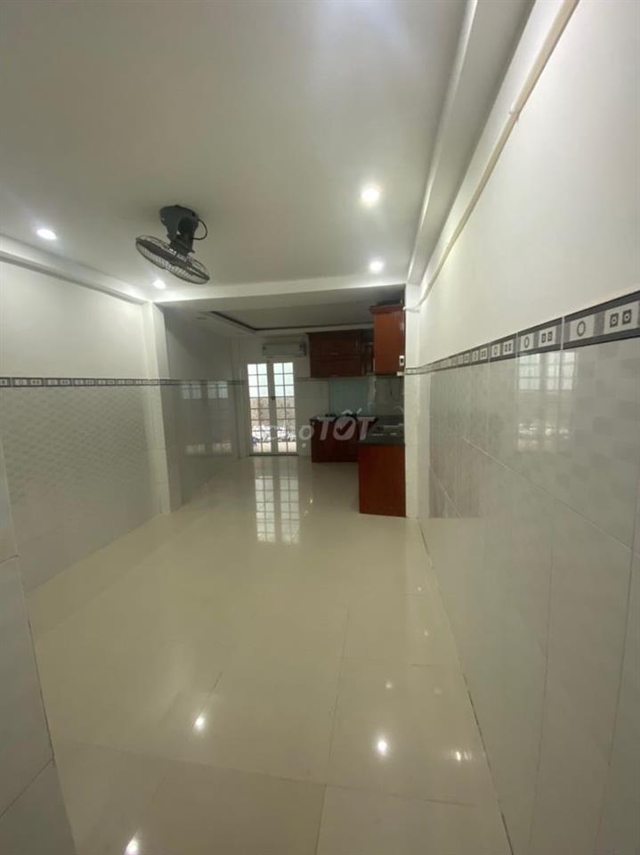 Bán nhà mặt tiền - đường Lê Thị Bạch Cát. 4 tầng lầu. Nhà đẹp.