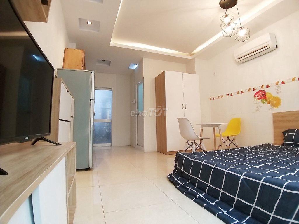 Bán nhà mặt tiền - đường Lê Thị Bạch Cát. 4 tầng lầu. Nhà đẹp.