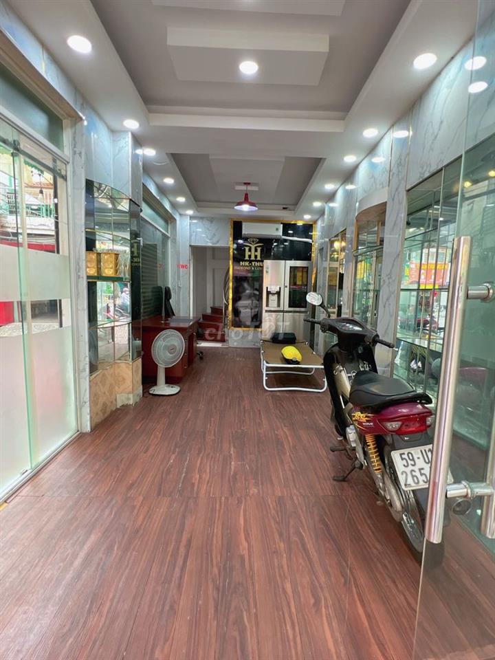 Bán gấp nhà góc 2MT Trần Hưng Đạo, P.7, Q.5 – 5 tầng lầu. Có HĐ thuê.