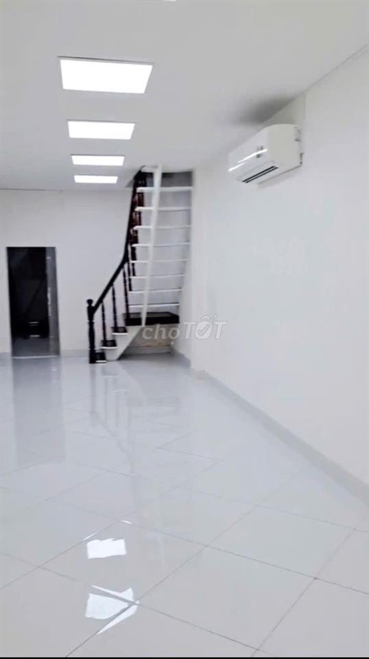 Cho thuê nhà sát mặt tiền đường Trường Chinh, P.4, Tân Bình