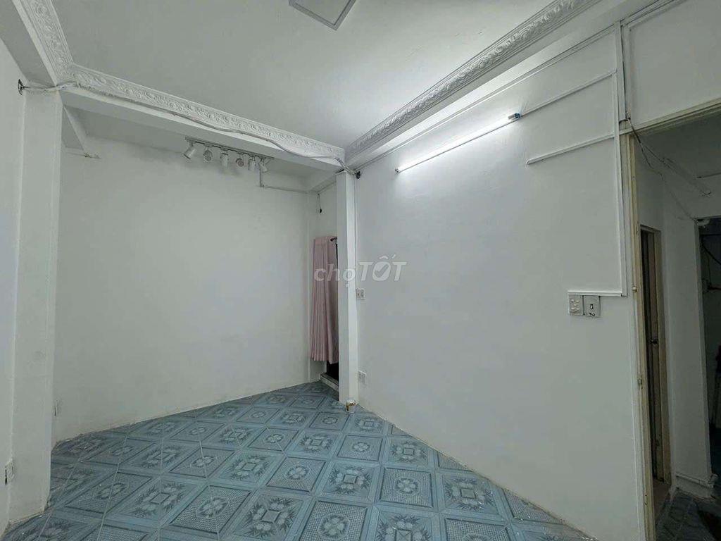 nhà mặt tiền đường,4 tầng giá 9,8ty có thương lượng 
