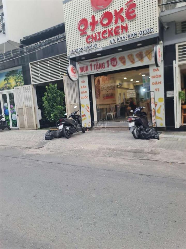 mặt tiền hoa cúc buôn bán đông đúc.