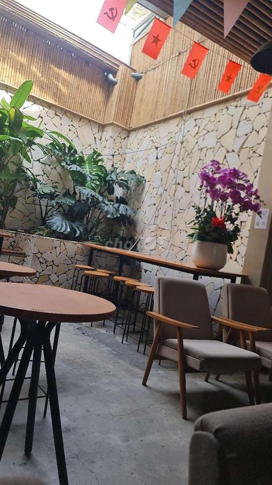 mặt tiền hoa cúc buôn bán đông đúc.