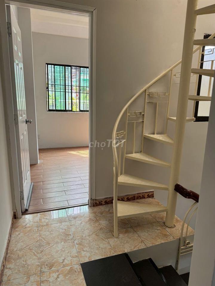NHÀ SƠN SỬA MỚI  4X15M2 HẺM XE TẢI GẦN LÝ THƯỜNG KIỆT