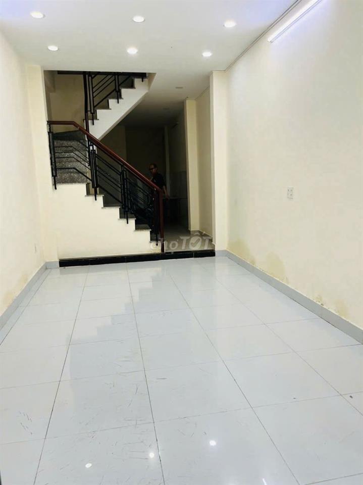 NHÀ 2PN HẺM 4M GẦN MẶT TIỀN CMT8 QUẬN 3, CHO SV, GĐ ÍT GƯỜI