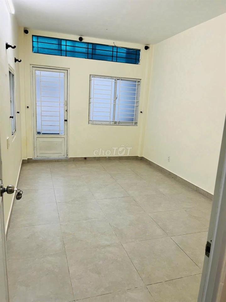 NHÀ 2PN HẺM 4M GẦN MẶT TIỀN CMT8 QUẬN 3, CHO SV, GĐ ÍT GƯỜI
