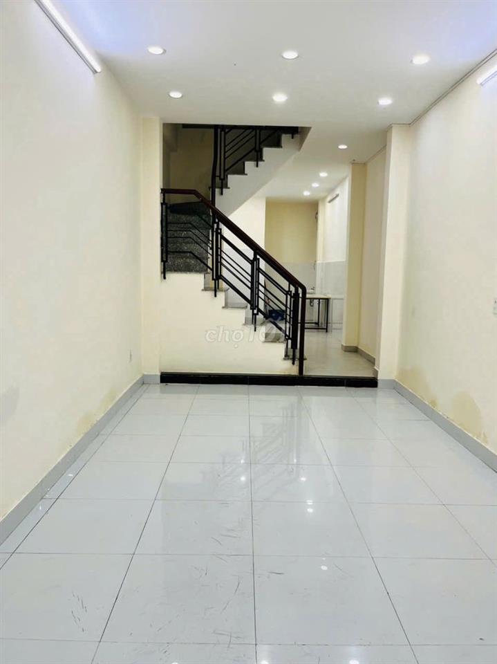 NHÀ 2PN HẺM 4M GẦN MẶT TIỀN CMT8 QUẬN 3, CHO SV, GĐ ÍT GƯỜI