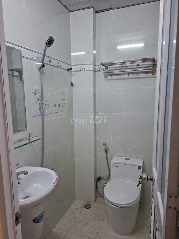NHÀ MỚI SƠN SỬA 2PN HẺM XE HƠI CMT8 