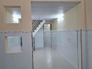 NHÀ MỚI SƠN SỬA 2PN HẺM XE HƠI CMT8 