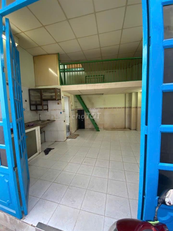 Nhà cách mạng tháng 8,dt 20m,1 trệt,1 lửng,gác suốt.